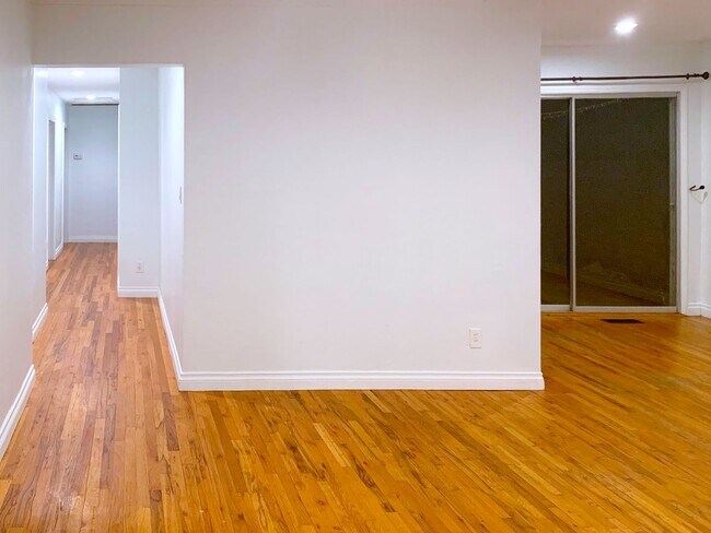 Building Photo - 4BD 2 BA on Dorothy Way!