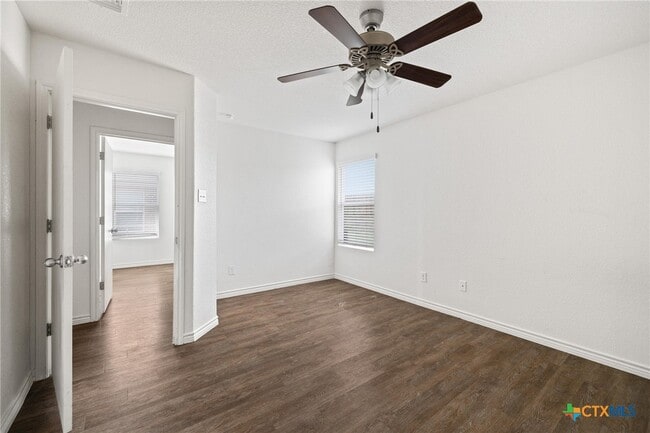 Building Photo - 903 Lasso Dr