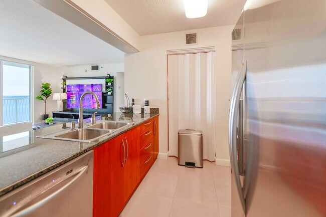 Building Photo - 1200 Brickell Bay Dr