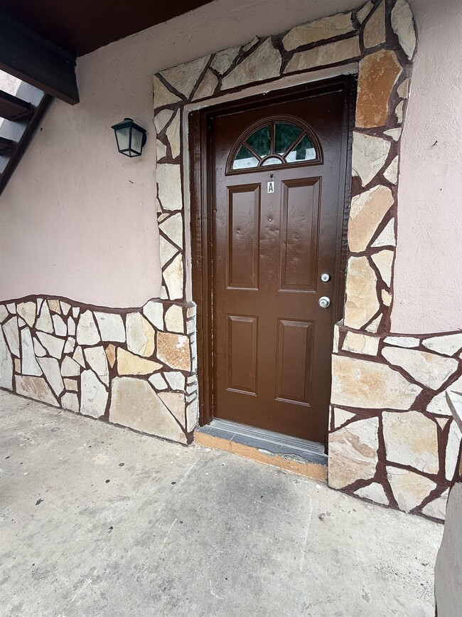 Building Photo - 502 El Monte Loop