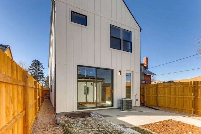 Building Photo - New Construction 3 Bedroom Home with 2 car...