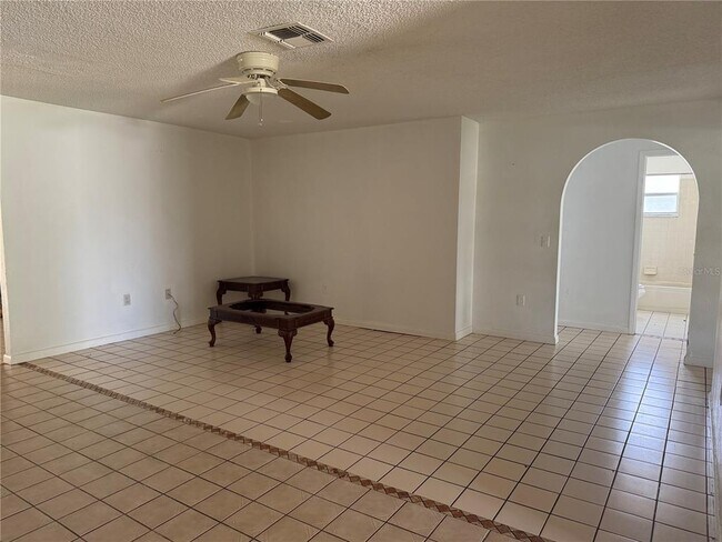 Building Photo - 925 Derbyshire Dr