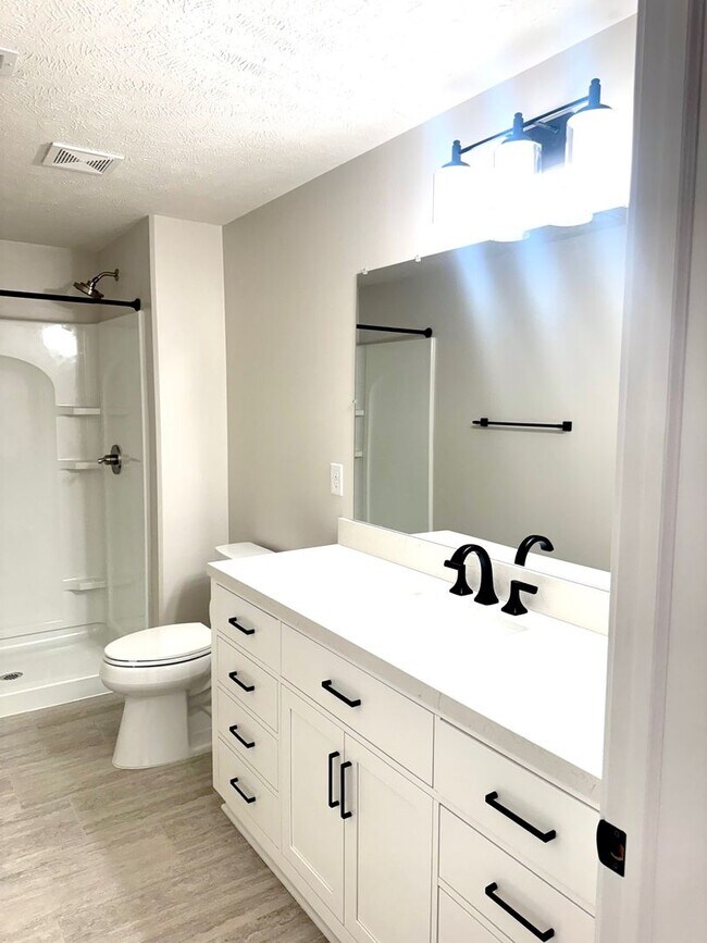 Building Photo - Spacious Ranch Home  5 Bedrooms  3 Bathrooms  3,163 Finished Sq Ft