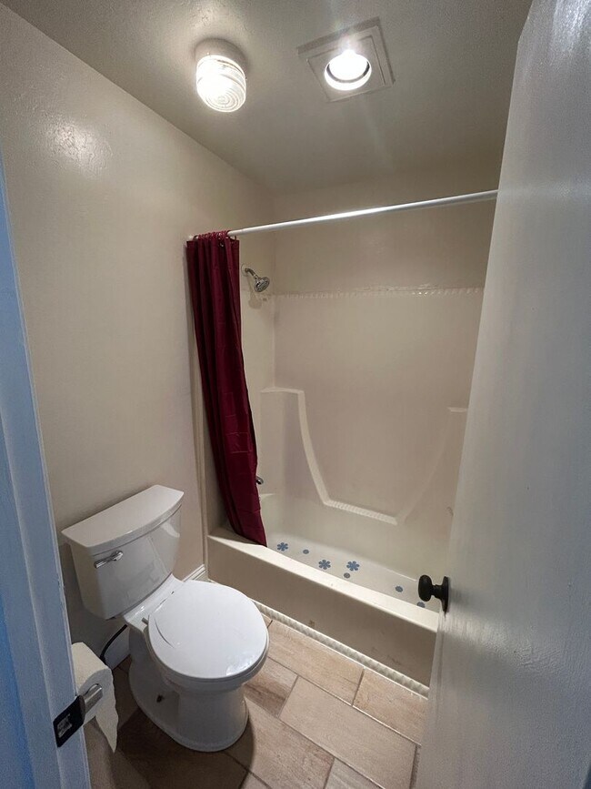 Building Photo - Spacious, open and updated 1 bedroom 1 bat...