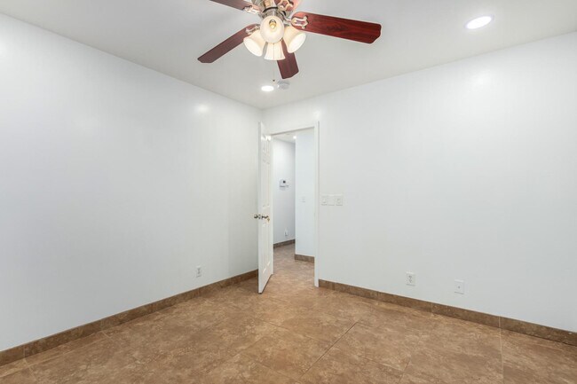 Building Photo - 1100 W 12th St