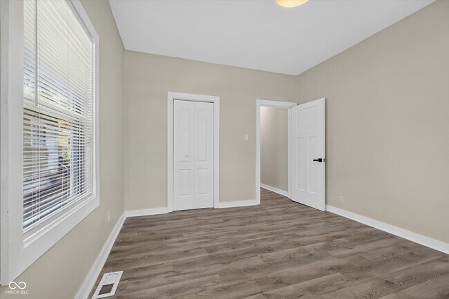 Building Photo - 320 W 39th St