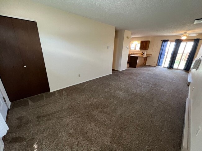 Building Photo - 1 Bedroom 1 Bath Townhouse in Great Neighborhood