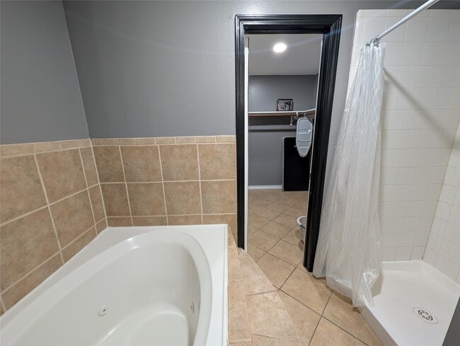 Building Photo - 714 N Vista Dr