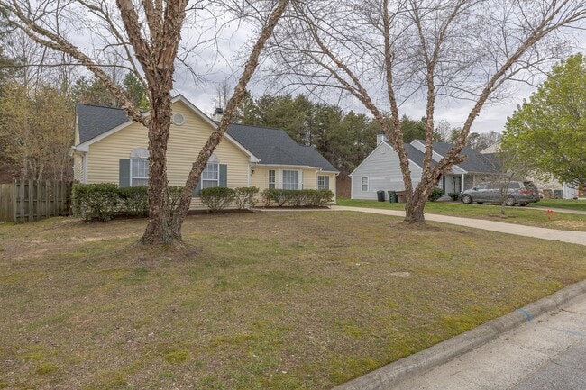 Building Photo - Beautiful 4 bed 2 bath home in Greensboro with fenced yard. Walk to coffee shop and restaurants.
