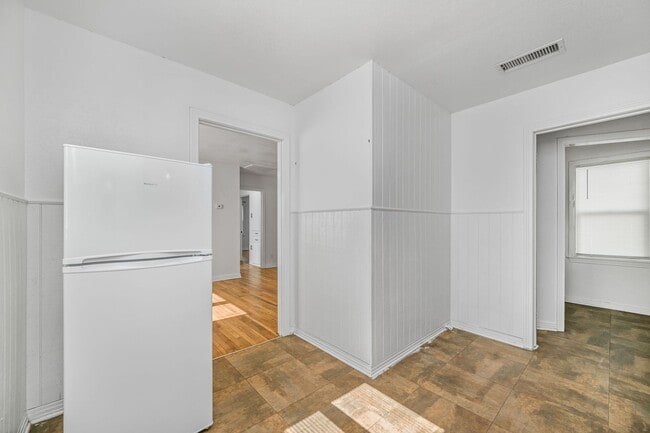 Building Photo - Two bedroom house for lease