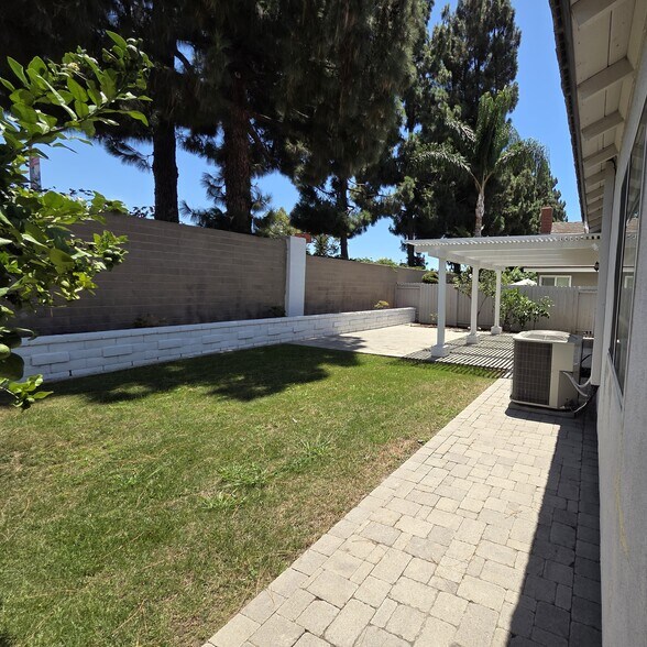 Building Photo - 14232 Matisse Ave
