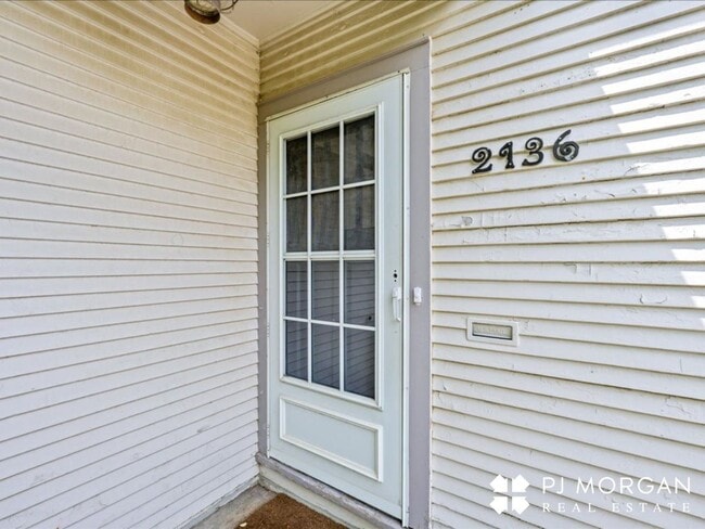 Building Photo - 2 bedroom, 1.5 Bathroom House Available Im...