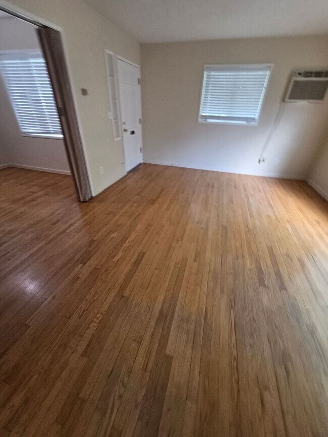 Building Photo - Quaint 2 Bedroom Duplex