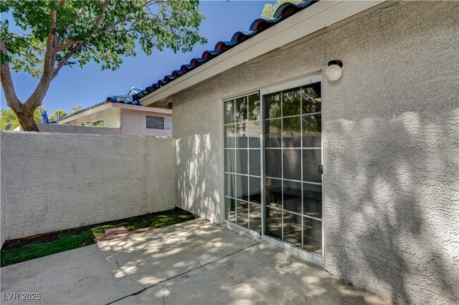 Building Photo - 2040 Willowbury Dr