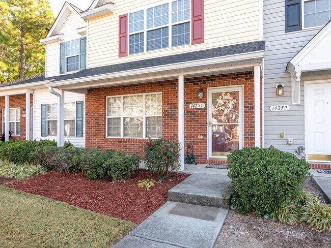 Building Photo - Super Townhouse with 2 MASTER BEDROOMS!