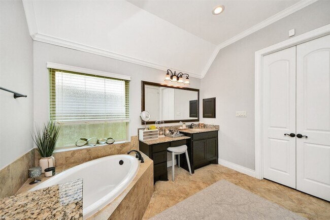 Building Photo - 30 Adrianna Path Dr