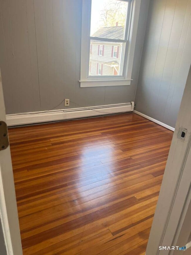 Building Photo - 10 Bank St