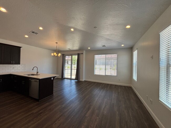 Building Photo - SPACIOUS HOME FOR RENT!