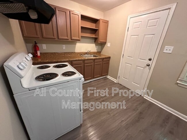 Building Photo - 833 Commodore Dr NW