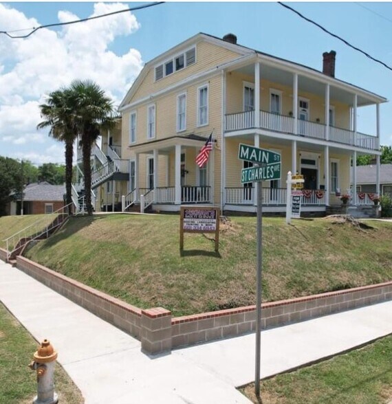 Property Outside View - 1116 Main St