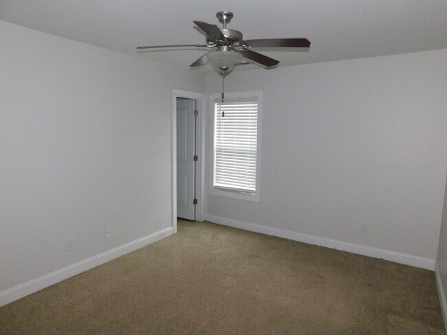 Building Photo - Month to Month Lease