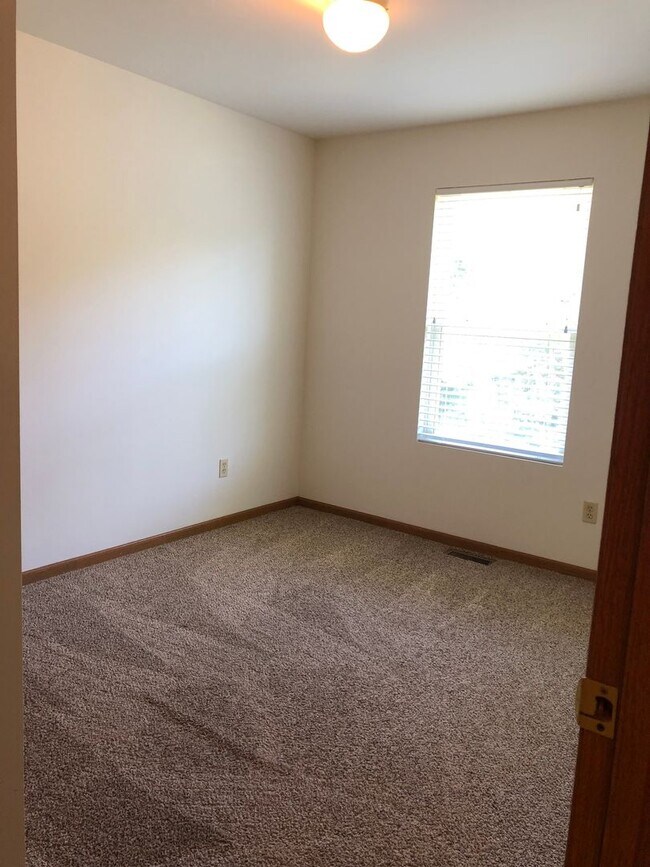 Building Photo - 415 Briden