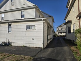 Building Photo - 504 Oak St