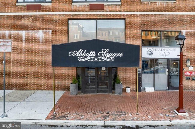 Primary Photo - 200 Lombard St