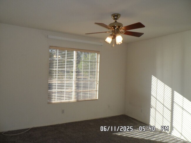 Building Photo - 3 Bedrooms, Den, 2 Bathrooms, 3 Car Garage...