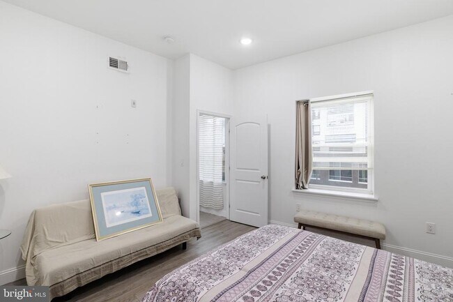 Building Photo - 925 N Broad St