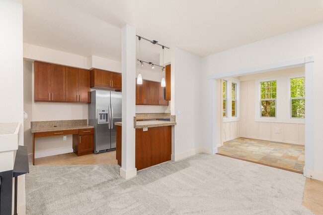 Building Photo - Updated 2 Bedroom 2 Bath Redmond - 1 Car D...