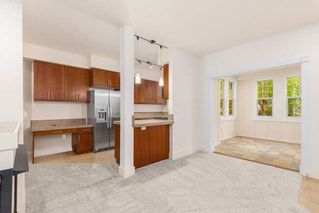 Building Photo - Updated 2 Bedroom 2 Bath Redmond - 1 Car Detached Garage
