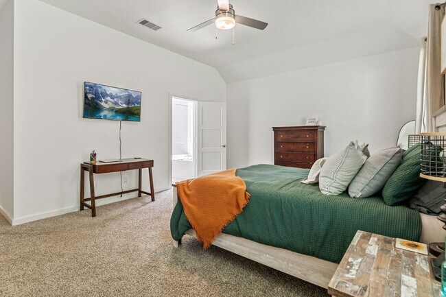 Building Photo - 560 Newcomb Holw Dr