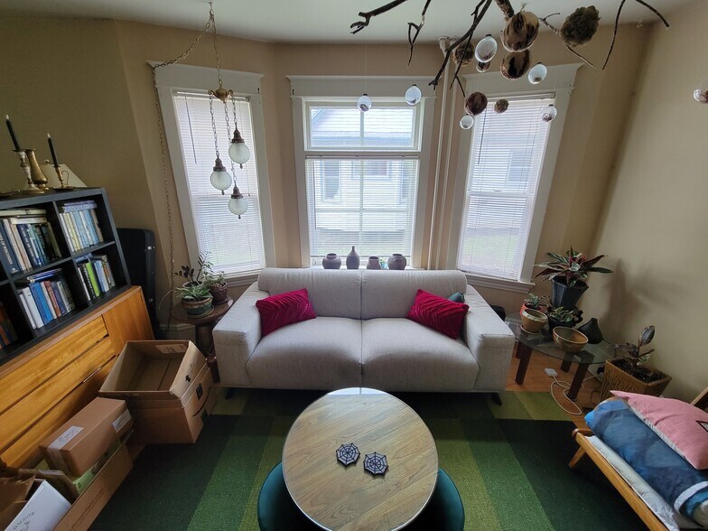 Building Photo - 1127 E 6th St