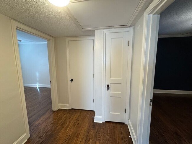 Building Photo - Medical District Location, Fenced Yard, an...