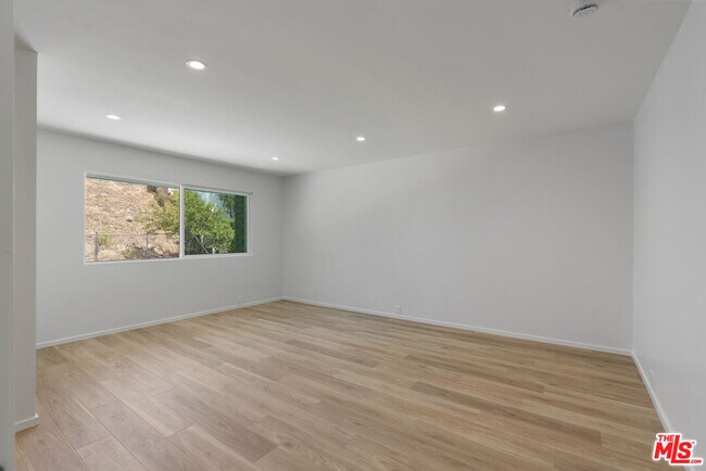 Building Photo - 3062 Arrowhead Dr