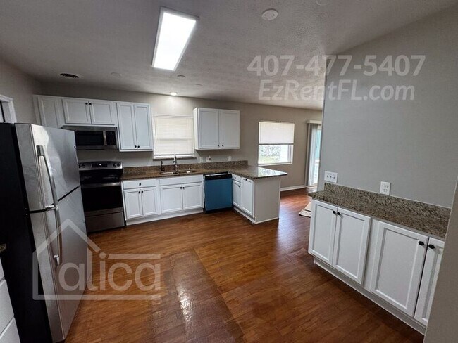 Building Photo - 1550 Starwan Rd E