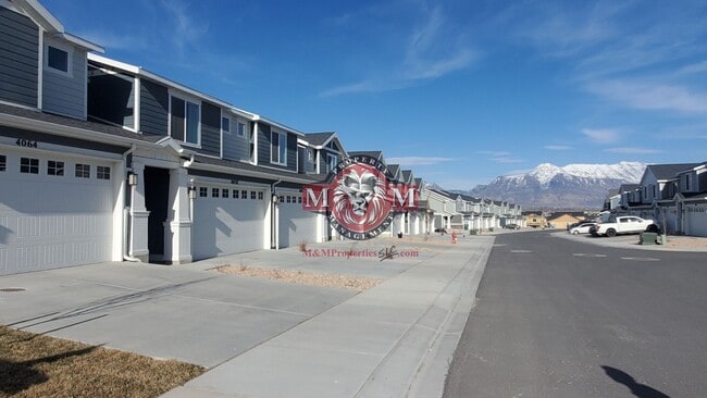 Building Photo - Great Newer 3 Bd 2.5 Bath Townhome