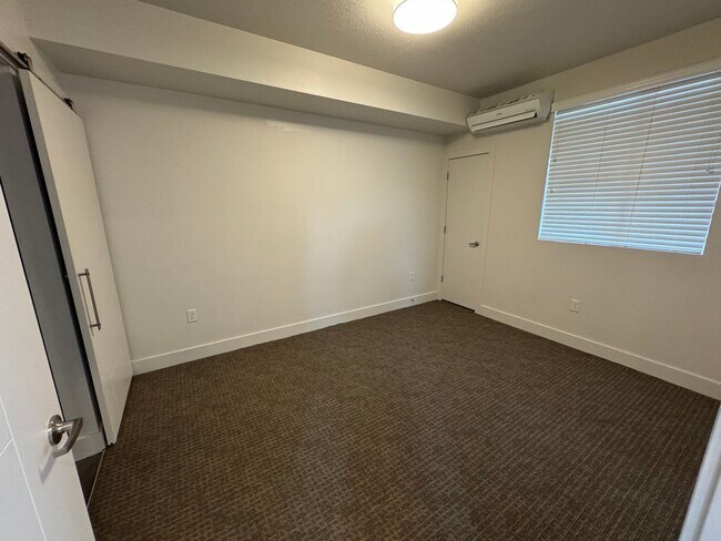 Building Photo - 1 Bedroom 1 Bath in SLC! Internet and cabl...
