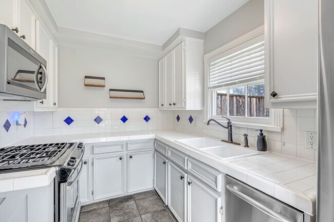 Building Photo - 1004 Lawrence St