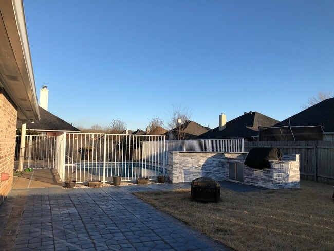 Building Photo - 6000 Zachary Cir