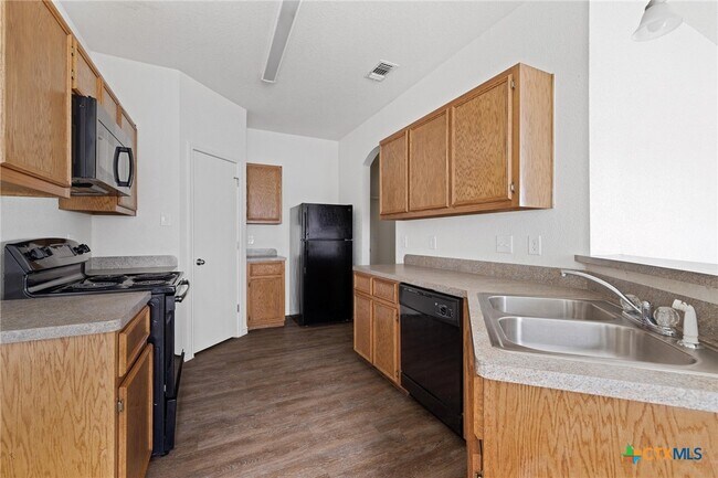 Building Photo - 903 Lasso Dr