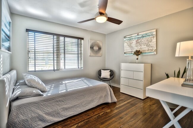 Building Photo - Gorgeous Single Family Home Located In Midtown. Huge Fenced in Backyard!