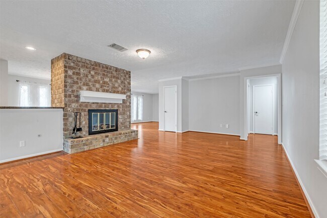 Building Photo - 3250 Three Pines Dr