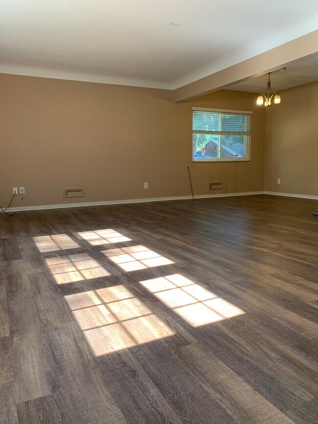 Building Photo - 2142 Collinway St