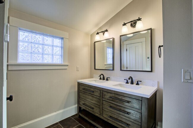 Building Photo - Exceptional 3 Bedroom Home with office & detached flex space