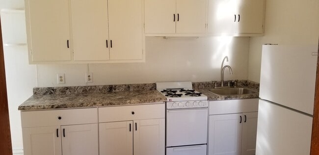 Building Photo - Awesome 2nd floor studio with private deck...