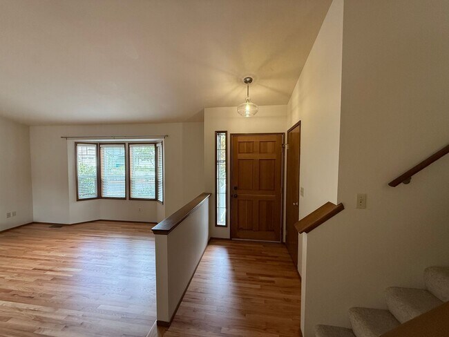 Building Photo - Beautiful 4 bed 2.5 bath Edmonds, WA. $3850/mo.
