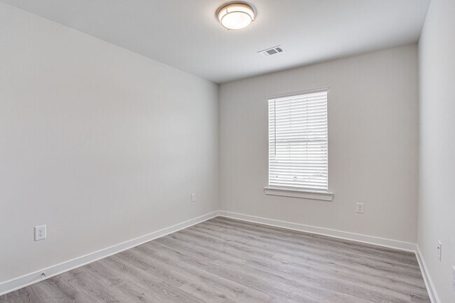 Building Photo - 715 W Vincent Dr