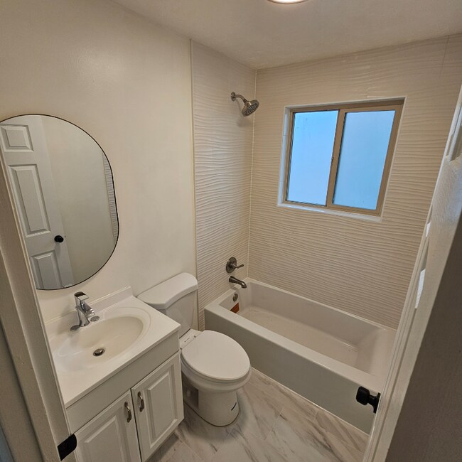 Building Photo - 922-928 E Fairclough Dr